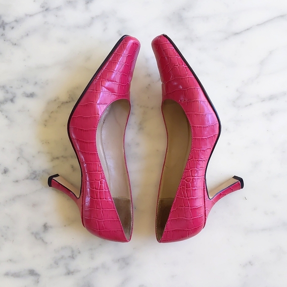 Karen Scott Leather Upper Fuchsia Crocodile Pump with 3" heels. - Picture 4 of 6